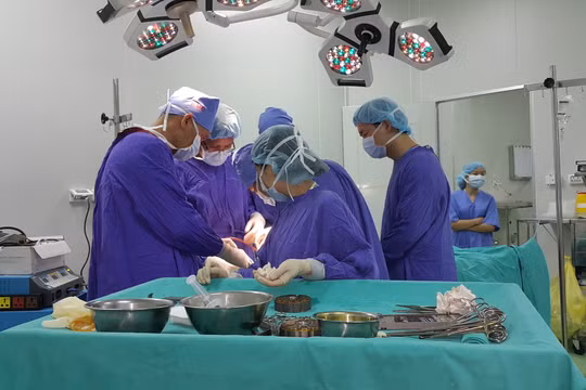  Thanh toán trực tiếp cho bệnh nhân sẽ giúp các bác sĩ chủ động trong điều trị (ảnh: Thu Hương)