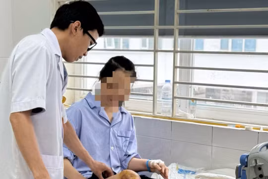 Cho ong đốt để chữa bệnh, người phụ nữ bị nhiễm độc, mê sảng