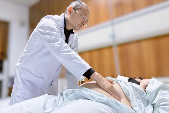 Nặng 102kg, cô gái 28 tuổi rơi vào trầm cảm vì quá nhiều khó khăn trong cuộc sống 