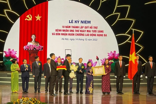 Phó Chủ tịch nước Võ Thị Ánh Xuân trao Huân chương Lao động hạng Ba cho Quỹ Hỗ trợ bệnh nhân ung thư - Ngày mai tươi sáng (Bộ Y tế). 