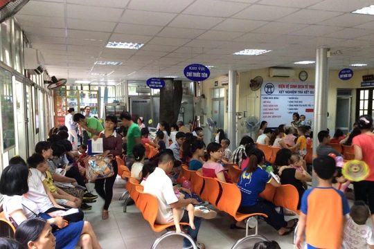 Các phụ huynh đưa con đi tiêm phòng