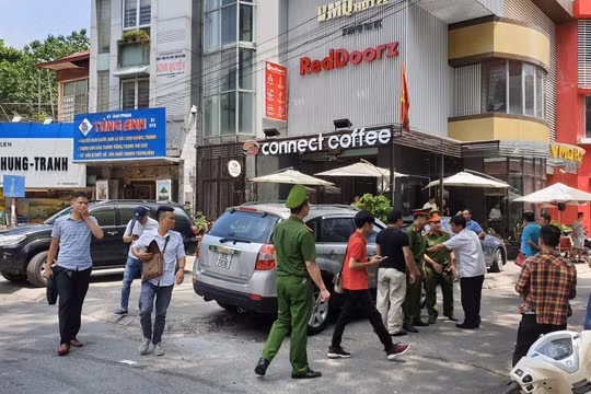 Công an khám nhà và nơi làm việc của luật sư Trần Vũ Hải hôm nay, 2/7 (ảnh: Văn Huế) 