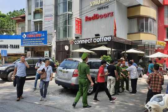 Công an khám nhà và nơi làm việc của luật sư Trần Vũ Hải hôm nay, 2/7 (ảnh: Văn Huế) 