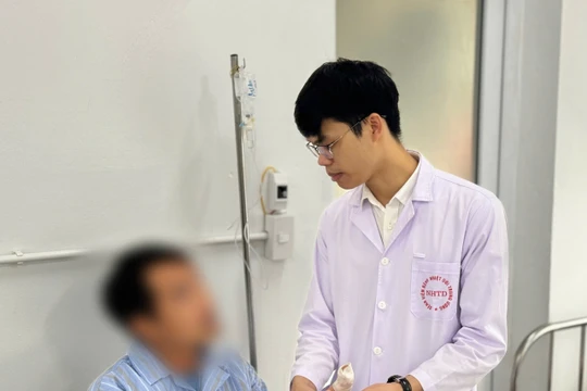 Khối u mạch máu hiếm gặp ăn mòn xương ngón tay 