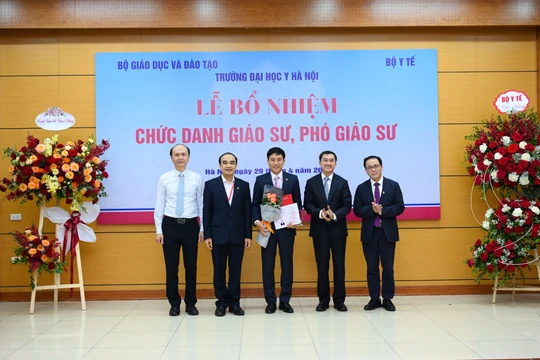Lễ bổ nhiệm chức danh giáo sư với giáo sư Đoàn Quốc Hưng - Phó Hiệu trưởng Trường Đại học Y Hà Nội