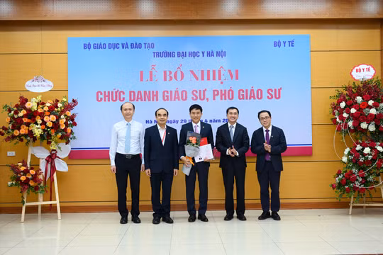 Lễ bổ nhiệm chức danh giáo sư với giáo sư Đoàn Quốc Hưng - Phó Hiệu trưởng Trường Đại học Y Hà Nội