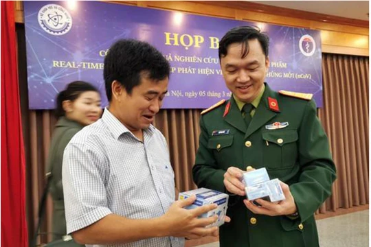 Phan Quốc Việt, Chủ tịch HĐQT kiêm Tổng giám đốc Công ty Cổ phần Công nghệ Việt Á và Thượng tá Hồ Anh Sơn tại buổi họp báo công bố kết quả nghiên cứu chế tạo bộ kit phát hiện SARS-CoV-2 do Học viện Quân y và Công ty cổ phần Công nghệ Việt Á phối hợp thực hiện. (Ảnh: CTV).