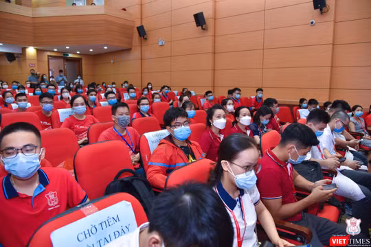 Thầy và trò Trường Đại học Y Hà Nội tình nguyện lên đường vào Bình Dương chống dịch.