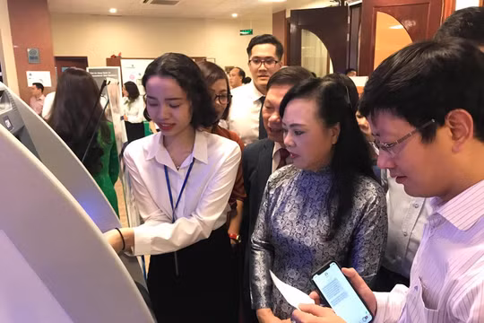 Bộ trưởng Bộ Y tế Nguyễn Thị Kim Tiến tại hội nghị triển khai thanh toán điện tử không dùng tiền mặt trong ngành y tế sáng nay