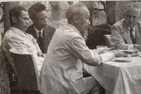 Xuân Oanh (thứ 2 từ trái sáng) trong một lần phiên dịch cho Bác Hồ và Thủ tướng Phạm Văn Đồng (ảnh gia đình nhân vật cung cấp)