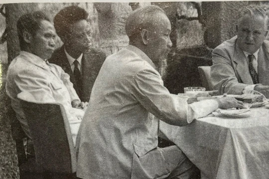 Xuân Oanh (thứ 2 từ trái sáng) trong một lần phiên dịch cho Bác Hồ và Thủ tướng Phạm Văn Đồng (ảnh gia đình nhân vật cung cấp)