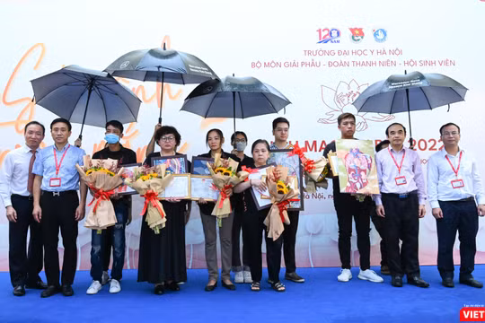Ban Giám hiệu Trường Đại học Y Hà Nội tri ân các gia đình có người thân hiến thân thể cho y học