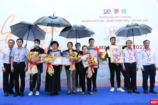 Ban Giám hiệu Trường Đại học Y Hà Nội tri ân các gia đình có người thân hiến thân thể cho y học