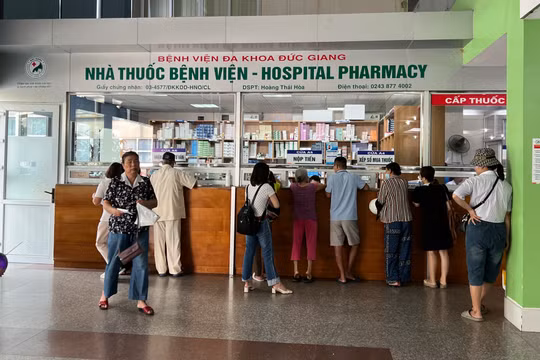 Người bệnh có thể ngồi nhà mua thuốc online, thay vì đến cửa hàng trực tiếp như hiện nay