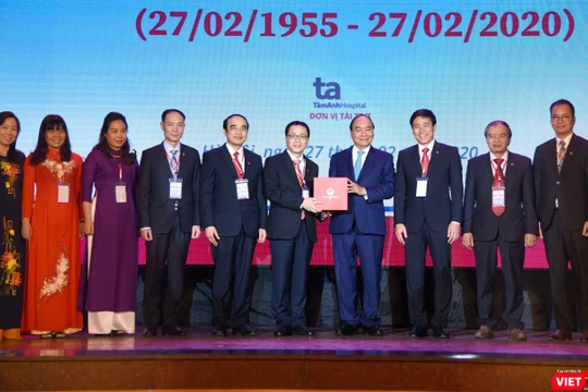 Thủ tướng Nguyễn Xuân Phúc tặng quà cho thầy và trò Trường Đại học Y Hà Nội nhân Ngày Thầy thuốc Việt Nam 27/2