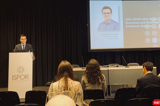 PGS. Trần Xuân Bách vinh dự được nhận Giải thưởng Nghiên cứu Xuất sắc của Hiệp hội Nghiên cứu về Hiệu quả và Kinh tế Y tế lớn nhất thế giới tại Hội nghị ISPOR