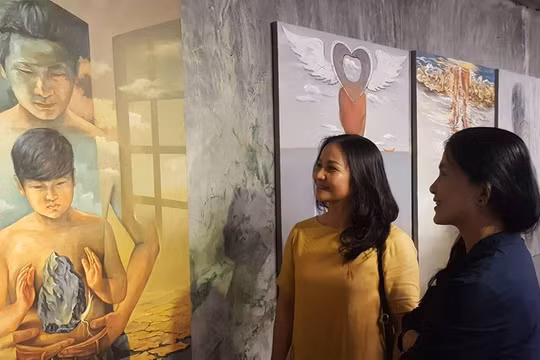 Triển lãm "Biển đời"