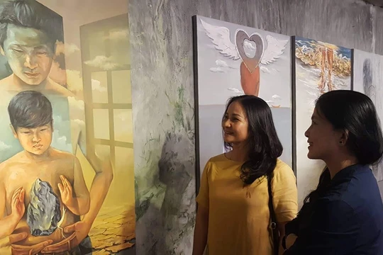 Triển lãm "Biển đời"