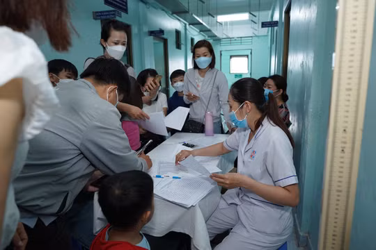 Rất đông các gia đình đưa con đến để khám tầm soát thấp còi 
