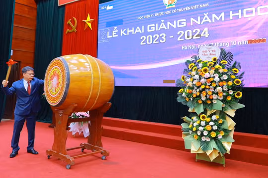 PGS.TS. Nguyễn Quốc Huy - Giám đốc Học viện YDHCT Việt Nam - đánh trống khai giảng năm học mới