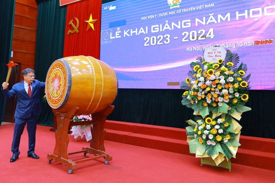 PGS.TS. Nguyễn Quốc Huy - Giám đốc Học viện YDHCT Việt Nam - đánh trống khai giảng năm học mới