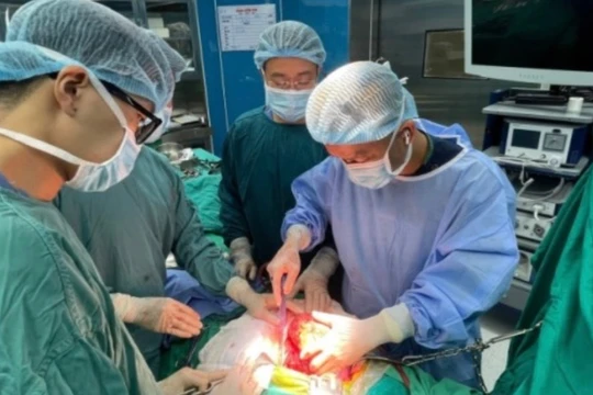 Bác sĩ Bệnh viện Bạch Mai cứu sống cô gái có khối u thận “khủng”