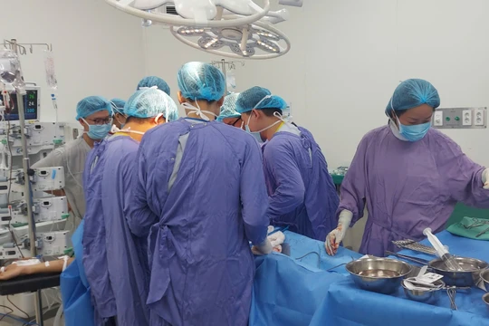 Bệnh viện E bật “báo động đỏ” cấp cứu tối khẩn thiếu niên 16 tuổi bị đâm thấu tim