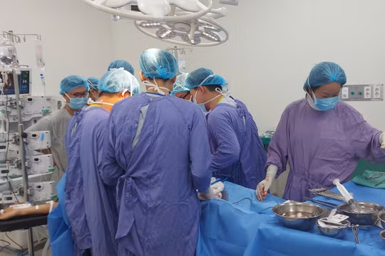 Bệnh viện E bật “báo động đỏ” cấp cứu tối khẩn thiếu niên 16 tuổi bị đâm thấu tim