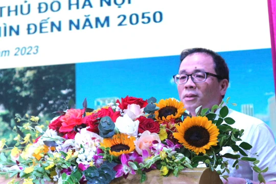 GS.TS. Tạ Thành Văn - Bí thư Đảng uỷ, Chủ tịch Hội đồng trường Trường Đại học Y Hà Nội - phát biểu tham luận "Quy hoạch mạng lưới y tế Thủ đô Hà Nội thời kỳ 2021-2030, tầm nhìn đến năm 2050" (ảnh: Thanh Tú)