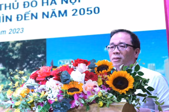 GS.TS. Tạ Thành Văn - Bí thư Đảng uỷ, Chủ tịch Hội đồng trường Trường Đại học Y Hà Nội - phát biểu tham luận "Quy hoạch mạng lưới y tế Thủ đô Hà Nội thời kỳ 2021-2030, tầm nhìn đến năm 2050" (ảnh: Thanh Tú)