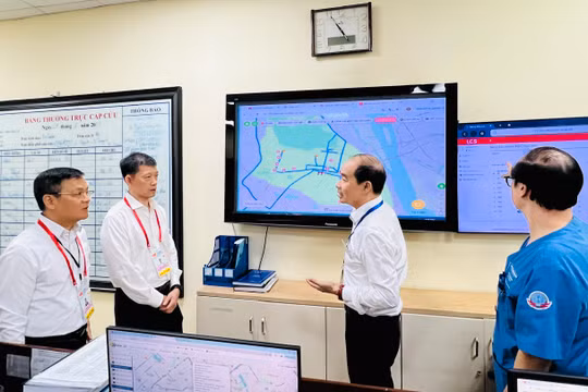 Chờ đợi thâu đêm xem tổng duyệt diễu binh, nhiều người phải hỗ trợ y tế 