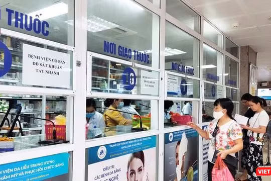 Bệnh nhân nhận thuốc tại nhà thuốc bệnh viện