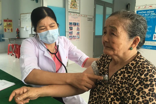 Khám bệnh cho người dân tại một Trạm Y tế xã 