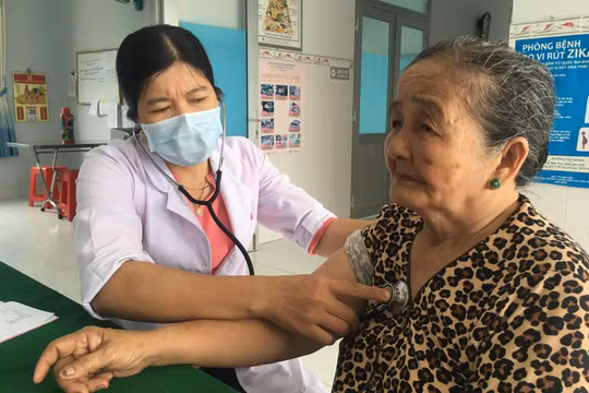 Khám bệnh cho người dân tại một Trạm Y tế xã 