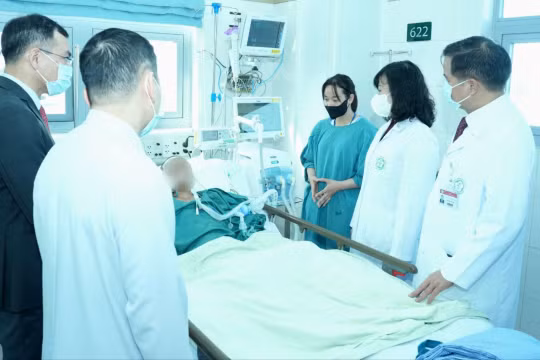 Bộ trưởng Bộ Y tế thăm bé gái nạn nhân vụ sạt lở ở Làng Nủ