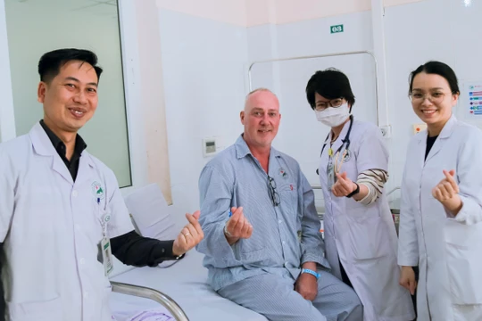 Người nước ngoài đầu tiên được vi phẫu thanh quản bằng laser CO2 tại BV Đức Giang