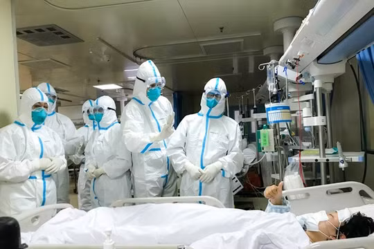 Nhân viên y tế chuyển bệnh nhân nhiễm virus nCoV tại bệnh viện ở thành phố Vũ Hán, tỉnh Hồ Bắc, Trung Quốc ngày 30/1/2020. (Ảnh: THX/TTXVN)