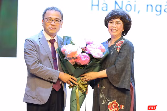 Bà Thái Hương: Tôi tìm mua bằng được bó hoa mẫu đơn này để tặng GS.TS. Tạ Thành Văn, với lời chúc và mong muốn “thầy thuốc như mẹ hiền”