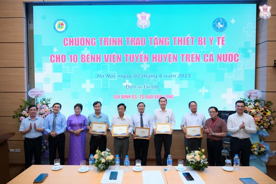 Trường Đại học Y Hà Nội: Trao 10 hệ thống siêu âm trị giá 1 triệu USD cho 10 cơ sở y tế khó khăn 