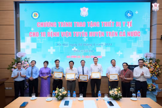 Trường Đại học Y Hà Nội: Trao 10 hệ thống siêu âm trị giá 1 triệu USD cho 10 cơ sở y tế khó khăn 