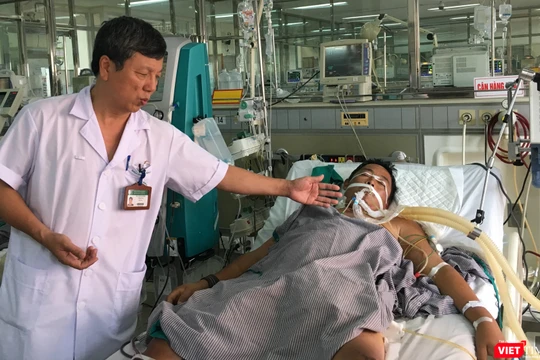 GS. Nguyễn Gia Bình - Chủ tịch Hội Hồi sức - cấp cứu Việt Nam điều trị cho nạn nhân bị ung thư gan do uống nhiều rượu