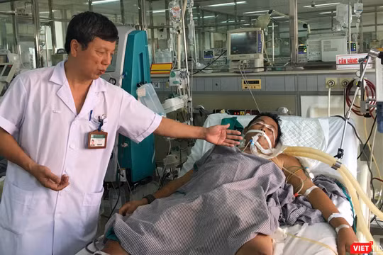 GS. Nguyễn Gia Bình - Chủ tịch Hội Hồi sức - cấp cứu Việt Nam điều trị cho nạn nhân bị ung thư gan do uống nhiều rượu