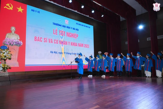 Các tân bác sĩ và cử nhân y khoa tuyên thệ lời thề nghề nghiệp