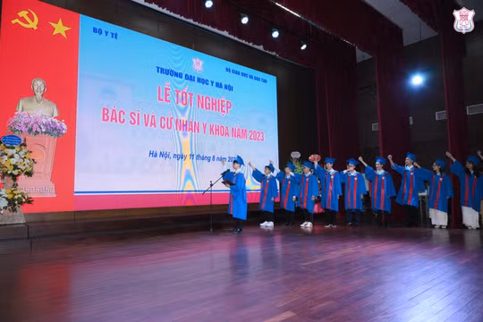 Các tân bác sĩ và cử nhân y khoa tuyên thệ lời thề nghề nghiệp