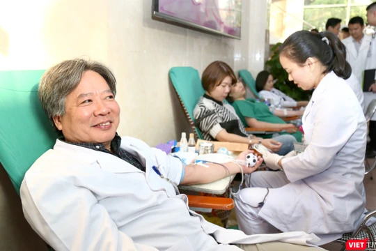 GS.TS. Trần Bình Giang - Giám đốc Bệnh viện Hữu nghị Việt Đức - tham gia hiến máu tình nguyện