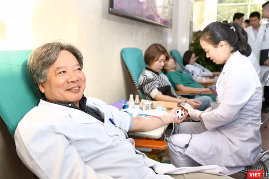 GS.TS. Trần Bình Giang - Giám đốc Bệnh viện Hữu nghị Việt Đức - tham gia hiến máu tình nguyện