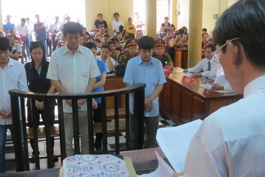 Xét xử một vụ ăn chặn tiền của học sinh 