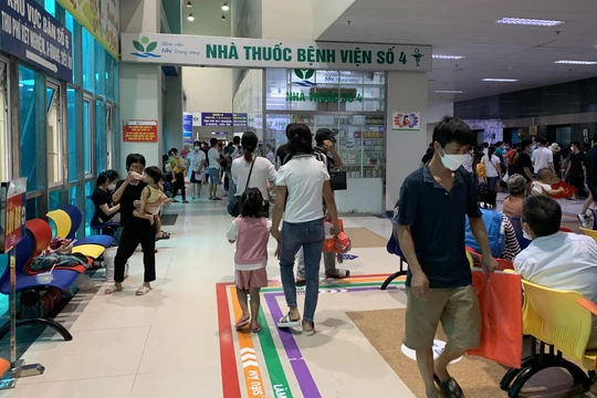 Người dân khám bệnh tại Bệnh viện Nhi Trung ương (Ảnh Thanh Hằng)