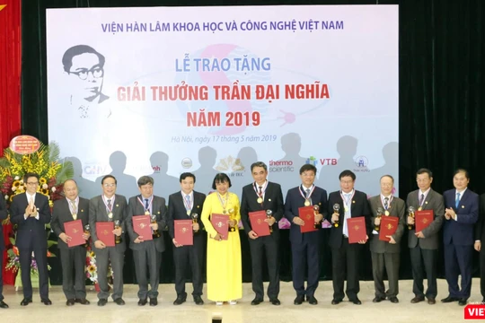 Phó Thủ tướng Vũ Đức Đam và Bộ trưởng Bộ KH&CN Chu Ngọc Anh trao Giải thưởng Trần Đại Nghĩa cho 10 nhà khoa học