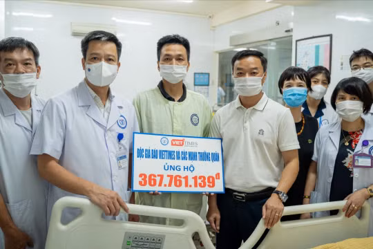 Trao 367 triệu đồng của bạn đọc VietTimes và các mạnh thường quân ủng hộ bác sĩ nghèo bị đột quỵ